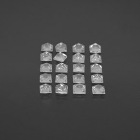 カラットの天然ホワイトサファイア（2.1×2.1 mm・四角）