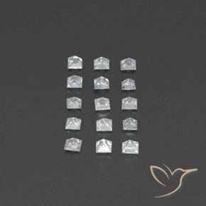 1.54カラットの天然ホワイトサファイア（2.6×2.5 mm・四角）