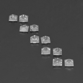1.35カラットの天然ホワイトサファイア（2.8×2.7 mm・四角）