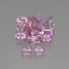 カラットの天然マルチカラーサファイア（4.9×2.9 mm・エメラルドカット）