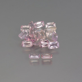 カラットの天然マルチカラーサファイア（5×3 mm・エメラルドカット）