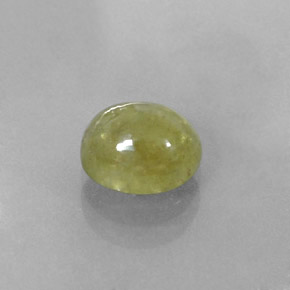 2.30カラットの天然黄色がかった緑サファイア（7.5×6.5 mm・透明）