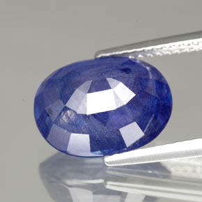 8.36カラットの天然ブルーサファイア（12.6×9.8 mm・オーバルカット）