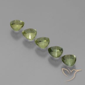 Shop natural 1.84ct 薄いフォレストグリーン サファイア gems, トリリオン, from タンザニア at GemSelect. In stock, global shipping!