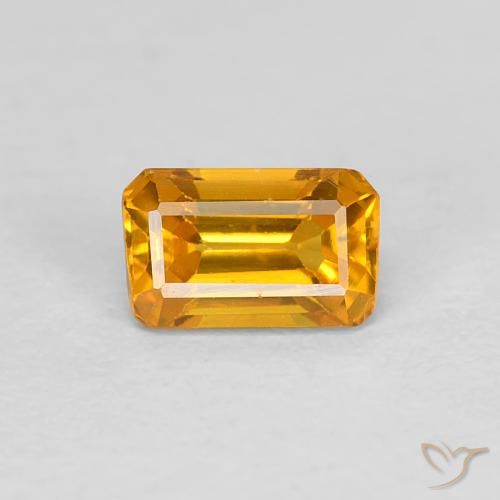 0.50カラットの天然濃いゴールデンオレンジサファイア（5.2×3.3 mm・エメラルドカット）