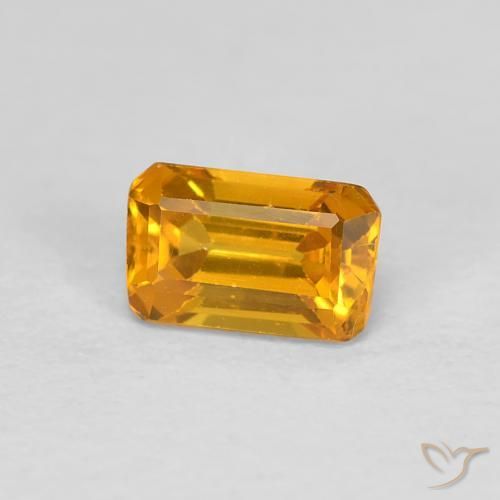 0.50カラットの天然濃いゴールデンオレンジサファイア（5.2×3.3 mm・エメラルドカット）