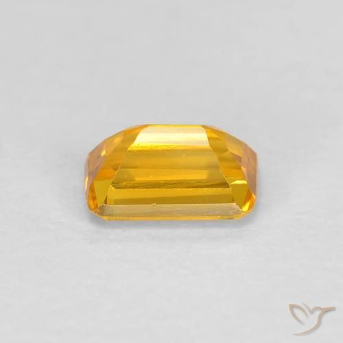 0.50カラットの天然濃いゴールデンオレンジサファイア（5.2×3.3 mm・エメラルドカット）