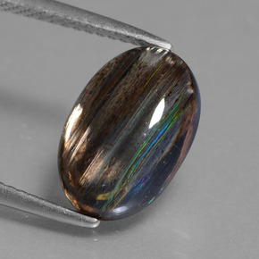 3.89カラットの天然レインボーカラースカポライト（12.1×8 mm・オーバルカット）