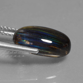 3.89カラットの天然レインボーカラースカポライト（12.1×8 mm・オーバルカット）