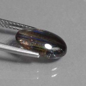 2.59カラットの天然レインボーカラースカポライト（11.7×8.2 mm・オーバルカット）
