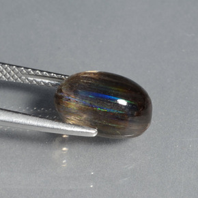 3.70カラットの天然レインボーカラースカポライト（10.8×7.5 mm・オーバルカット）