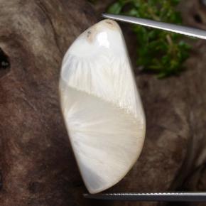 28.06カラットの天然ホワイトスコレサイト、ファンシーシェイプ、オペーク