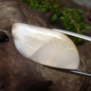 28.06カラットの天然ホワイトスコレサイト、ファンシーシェイプ、オペーク