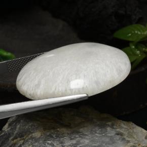 29.57カラットの天然ホワイトスコレサイト、オーバルカット、オペーク