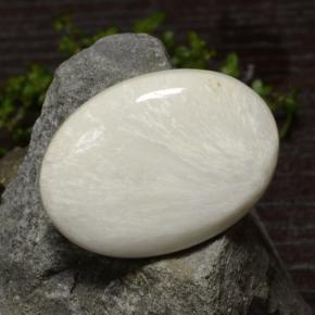 31.41カラットの天然ウォームホワイトスコレサイト、オーバルカット、オペーク