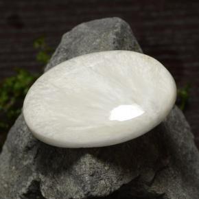 31.41カラットの天然ウォームホワイトスコレサイト、オーバルカット、オペーク