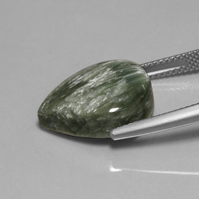 8.63カラットの天然グリーンセラフィナイト（16.4×12 mm・洋梨の形）