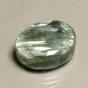 10.63カラットの天然グリーンセラフィナイト（15.9×12 mm・オーバルカット）