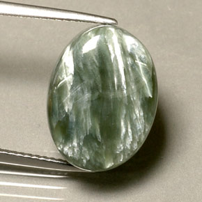 10.63カラットの天然グリーンセラフィナイト（15.9×12 mm・オーバルカット）