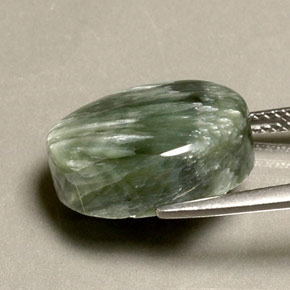 10.63カラットの天然グリーンセラフィナイト（15.9×12 mm・オーバルカット）