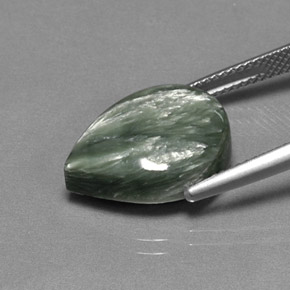 8.33カラットの天然グリーンセラフィナイト（16.4×12 mm・洋梨の形）