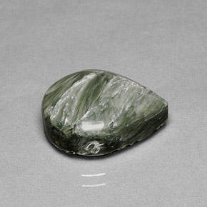 8.53カラットの天然グリーンセラフィナイト（16.4×12 mm・洋梨の形）