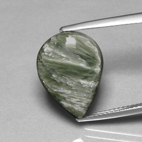 8.53カラットの天然グリーンセラフィナイト（16.4×12 mm・洋梨の形）