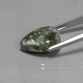 8.25カラットの天然グリーンセラフィナイト（16.4×12.1 mm・洋梨の形）