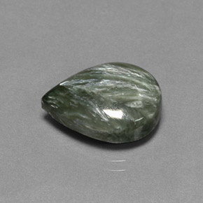 7.95カラットの天然グリーンセラフィナイト（16.2×11.8 mm・洋梨の形）