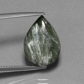7.95カラットの天然グリーンセラフィナイト（16.2×11.8 mm・洋梨の形）