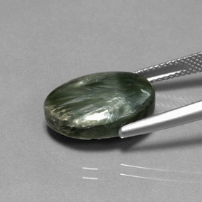 7.83カラットの天然グリーンセラフィナイト（15.9×11.9 mm・オーバルカット）