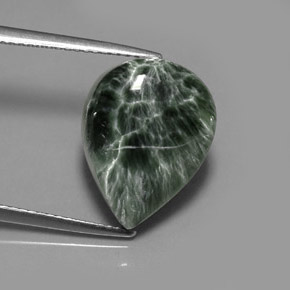 8.36カラットの天然グリーンセラフィナイト（15.5×12 mm・洋梨の形）