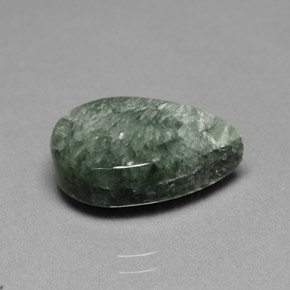 8.49カラットの天然グリーンセラフィナイト（16.2×12 mm・洋梨の形）