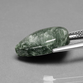 8.49カラットの天然グリーンセラフィナイト（16.2×12 mm・洋梨の形）