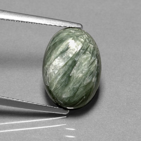 4.69カラットの天然グリーンセラフィナイト（14×10.1 mm・オーバルカット）