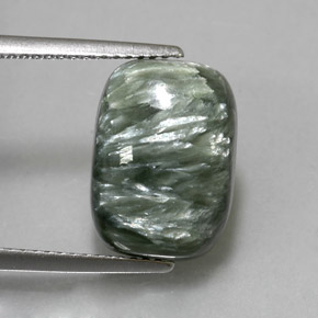 5.57カラットの天然グリーンセラフィナイト（14×10 mm・クッションカット）