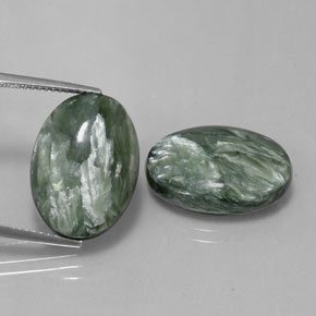 カラットの天然グリーンセラフィナイト（18.1×13 mm・オーバルカット）