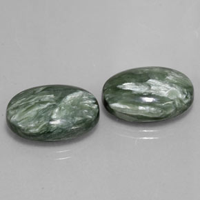 カラットの天然グリーンセラフィナイト（18.1×13 mm・オーバルカット）