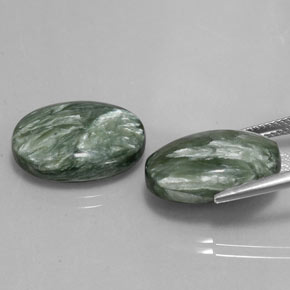 カラットの天然グリーンセラフィナイト（18.1×13 mm・オーバルカット）