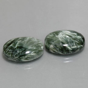 カラットの天然グリーンセラフィナイト（18×13.1 mm・オーバルカット）