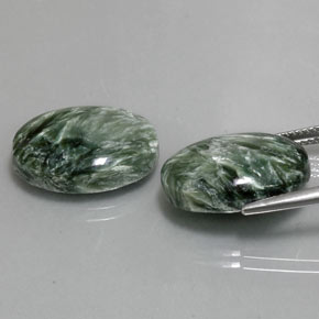 カラットの天然グリーンセラフィナイト（18×13.1 mm・オーバルカット）