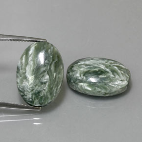 カラットの天然グリーンセラフィナイト（18.2×13.2 mm・オーバルカット）