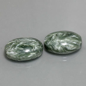 カラットの天然グリーンセラフィナイト（18.2×13.2 mm・オーバルカット）