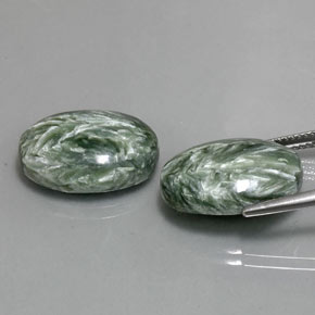 カラットの天然グリーンセラフィナイト（18.2×13.2 mm・オーバルカット）