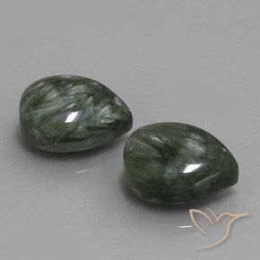 Shop natural 12.60ct アーミーグリーン セラフィナイト gems, 洋梨の形, from ロシア at GemSelect. In stock, global shipping!