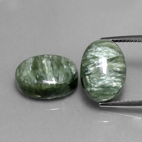 カラットの天然グリーンセラフィナイト（13.8×10 mm・オーバルカット）