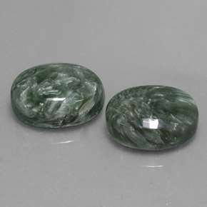 13.60カラットの天然ミディアムグリーンセラフィナイト（14.2×10.1 mm・オーバルカット）