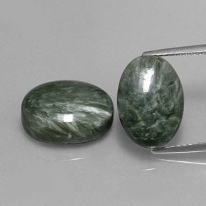 カラットの天然グリーンセラフィナイト（14.1×10 mm・オーバルカット）