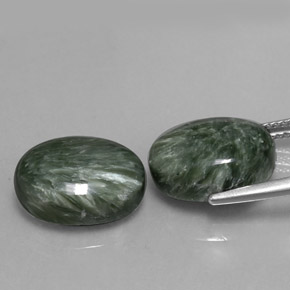 カラットの天然グリーンセラフィナイト（14.1×10 mm・オーバルカット）