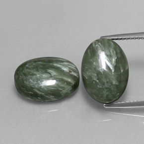 カラットの天然グリーンセラフィナイト（14.1×10.1 mm・オーバルカット）
